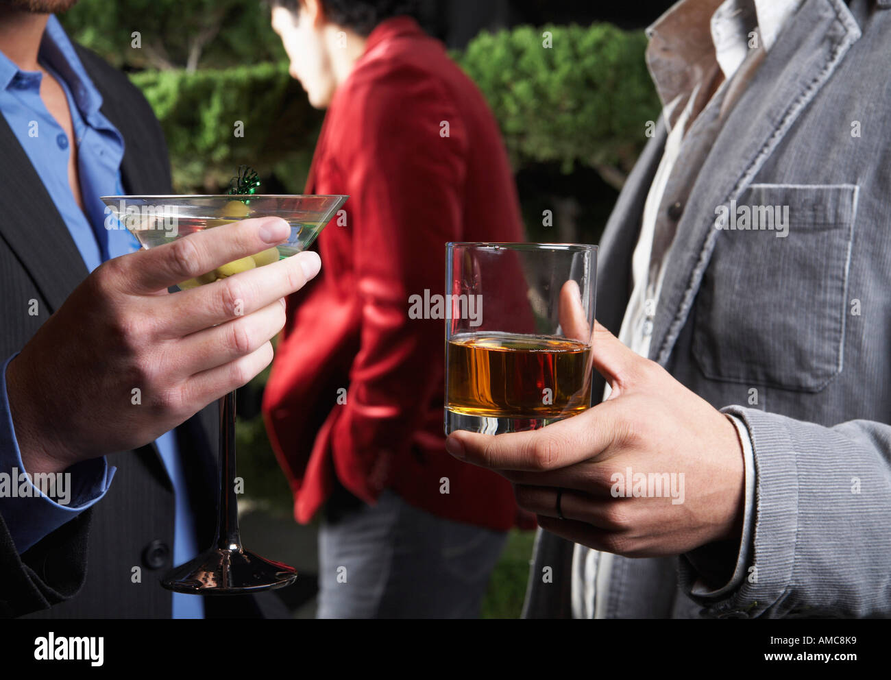 Männer halten Getränke Stockfoto