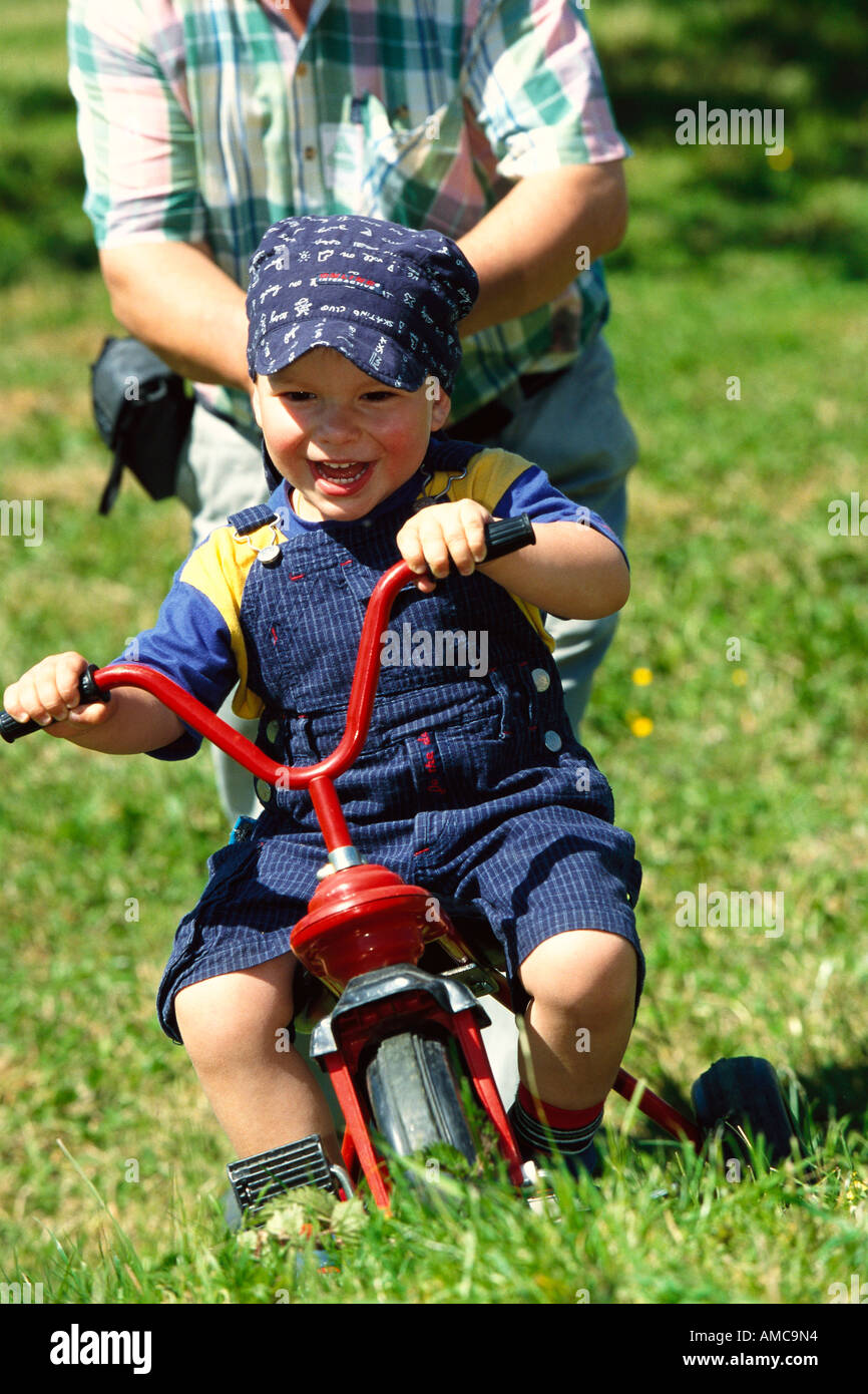 Junge Reiten Dreirad Stockfoto