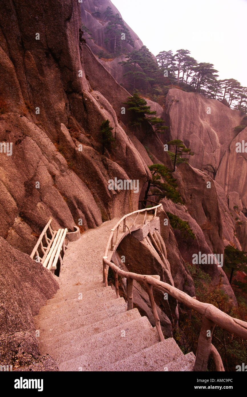 Treppe und Sitzbank, Mount Huangshan, gelben Bergen, Provinz Anhui, China Stockfoto