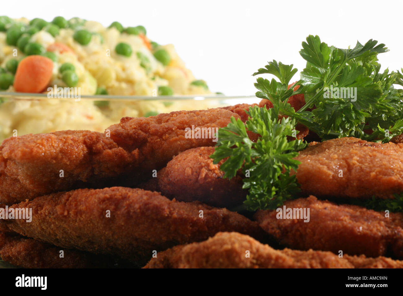 Nahaufnahme von gebratenem Schweinekotelett, paniert mit Kartoffelsalat ...