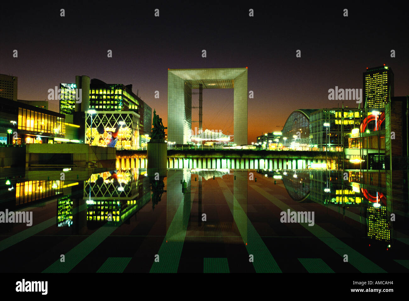 La Grande Arche in der Nacht, Paris, Frankreich Stockfoto