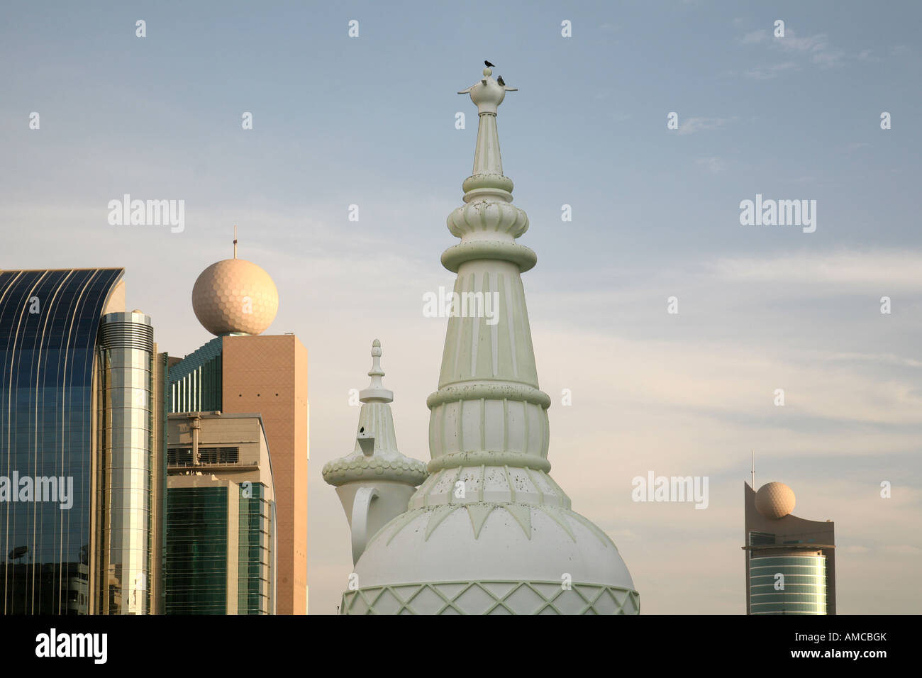 Wolkenkratzer und Skulpturen, Stadt Abu Dhabi, Vereinigte Arabische Emirate Stockfoto