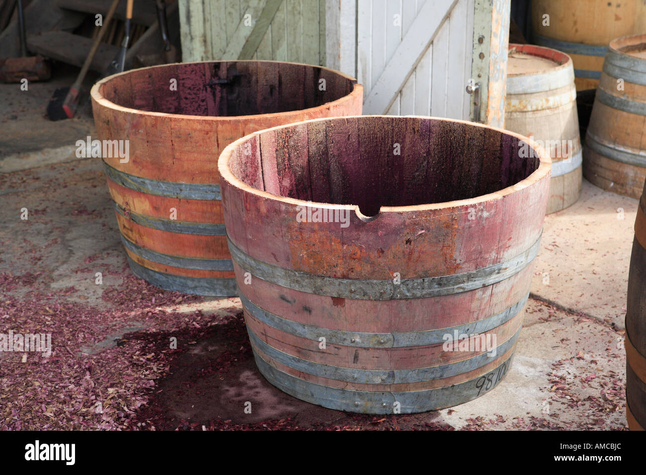 Recycelte Weinfässer, halbieren, bilden zwei dekorative Garten Töpfe, Rutherglen, Victoria, Australien Stockfoto