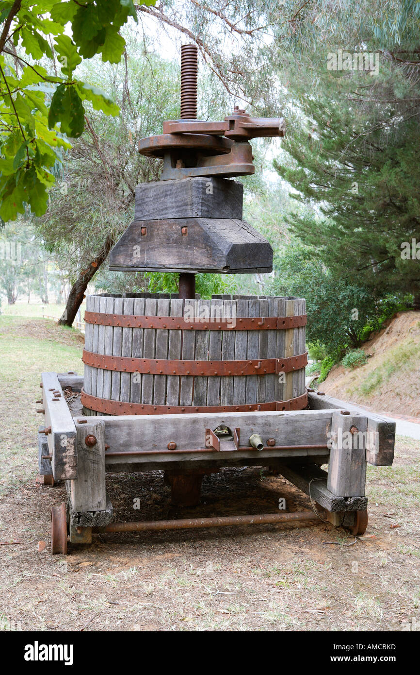 Historische alte hölzerne Wein drücken auf Rädern, um 1910, Rutherglen, Victoria, Australien Stockfoto