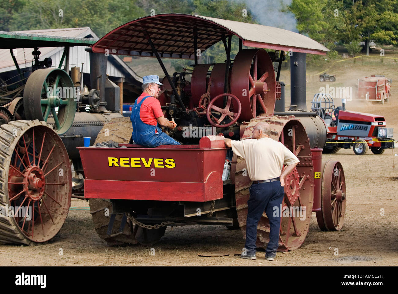 Älterer Mann Betrieb Antik Reeves Firma Dampftraktor während Traktor-Show auf dem Erbe-Festival in Lanesville Indiana Stockfoto