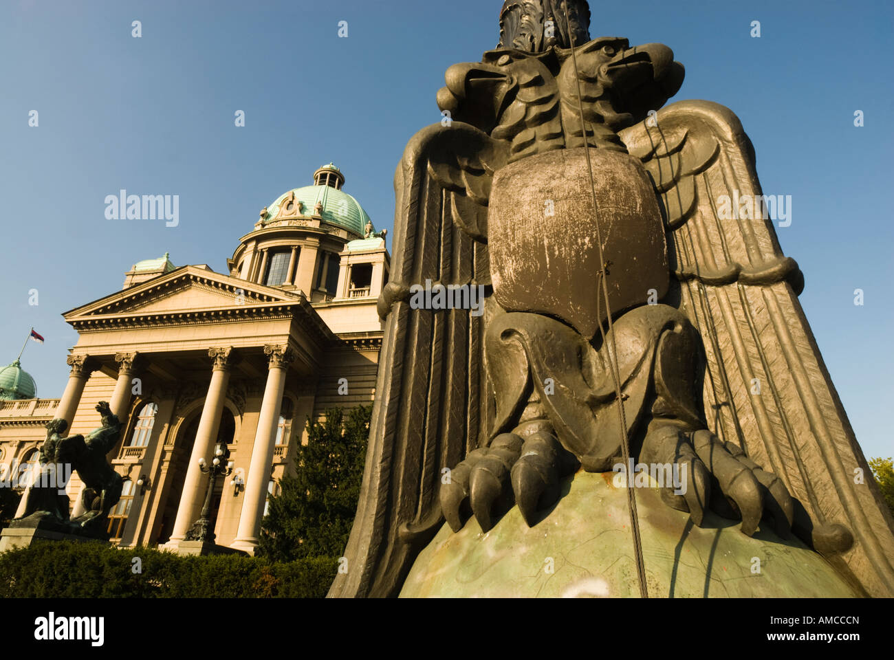Palast des Parlaments, Belgrad.  (Eagle Bildhauerei an der Basis der Fahnenstange) Stockfoto