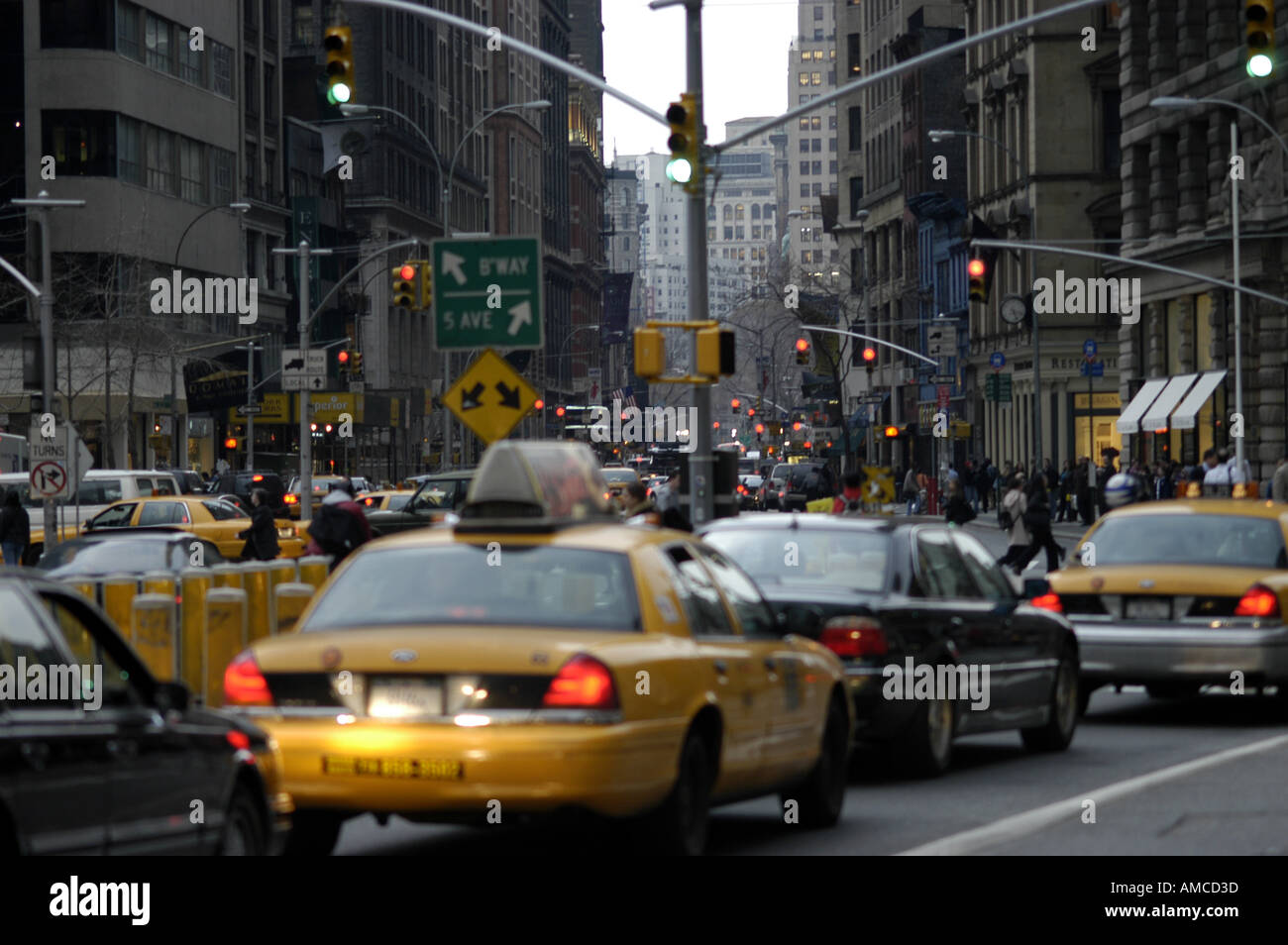 Gelbes Taxi Verkehr von hinten Stadt Bkgrnd Hintergrund Stockfoto