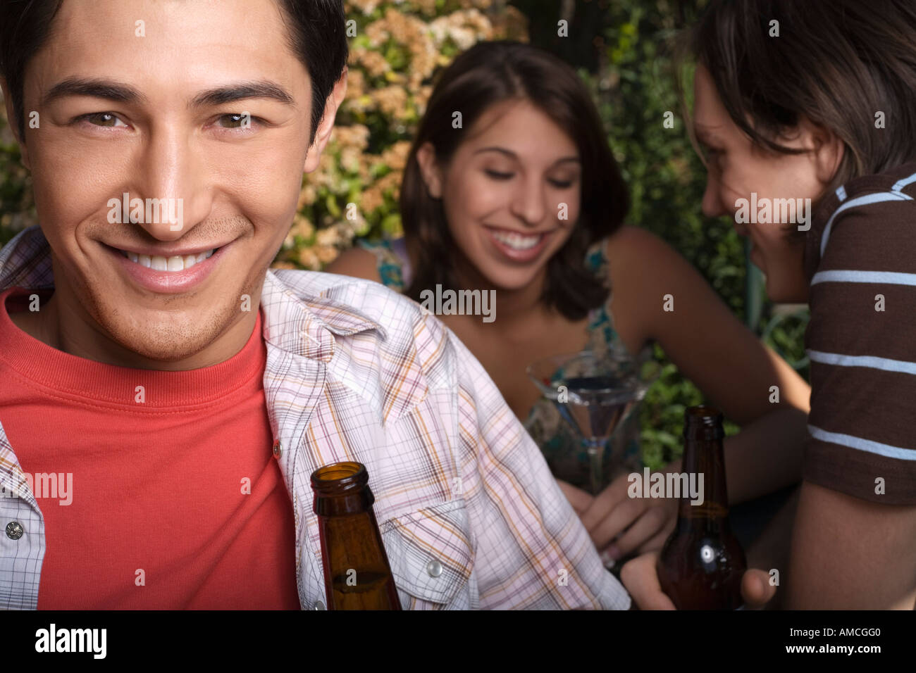 Junge Menschen mit Getränken Stockfoto