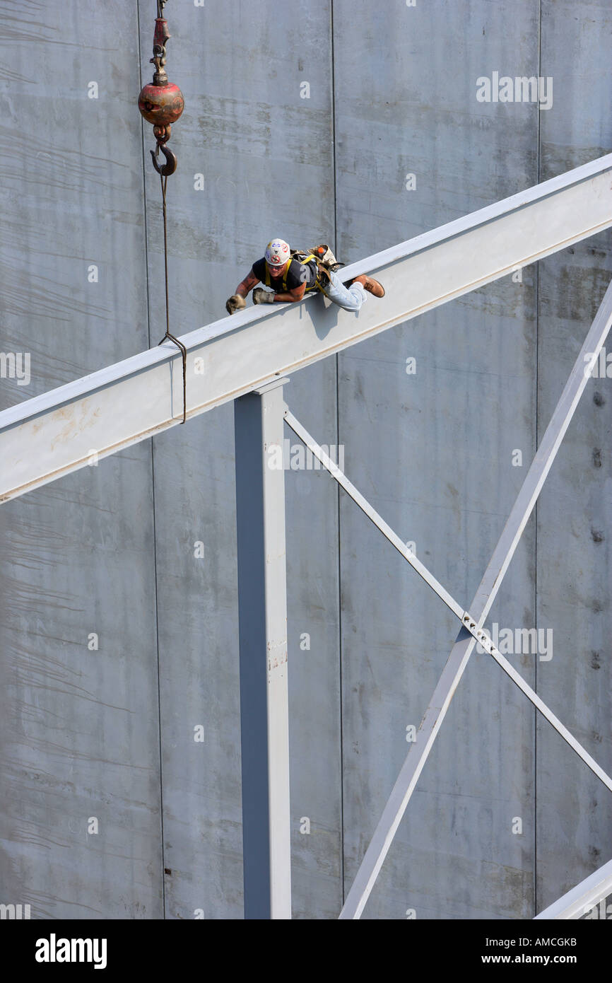 Stahl Arbeiter auf I-Beam Stockfoto
