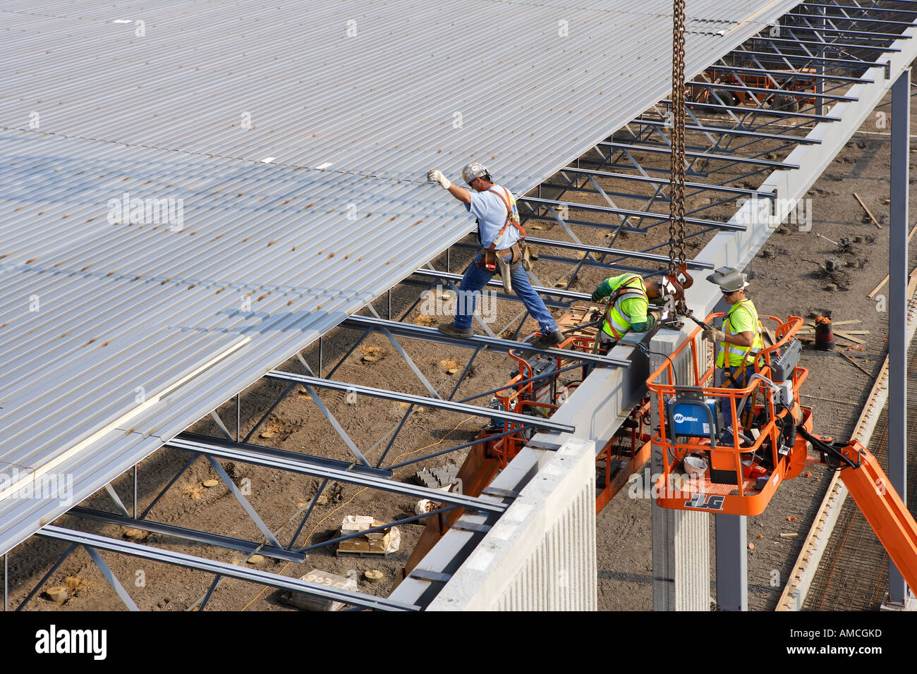 Lagerhaus Bau mit vorgefertigten Betonwand Unterlängen Stahlgerüst für gewellte Stahl Überdachung Abschnitte Stockfoto