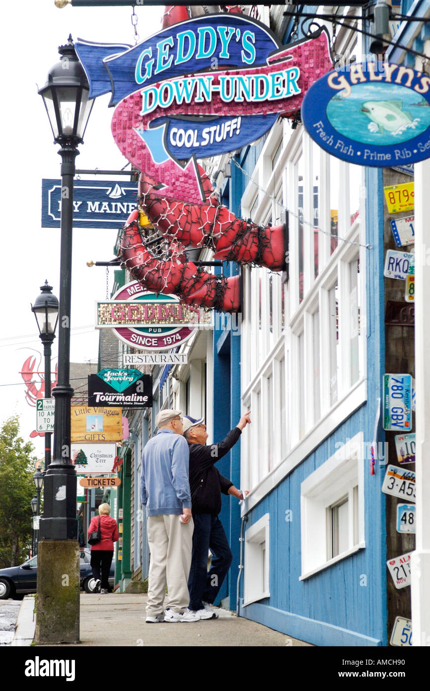 Geschäfte entlang der Main Street, Bar Harbor, Maine Stockfoto