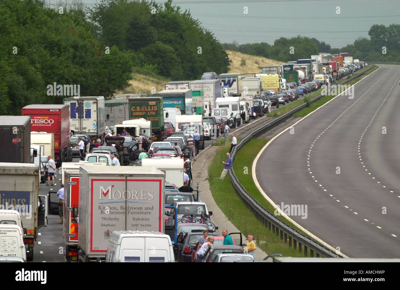 FAHRGÄSTE RAUS AUS IHREN AUTOS IM URLAUB VERKEHR STECKEN AN DER M5 IN DER NÄHE VON BRISTOL UK Stockfoto