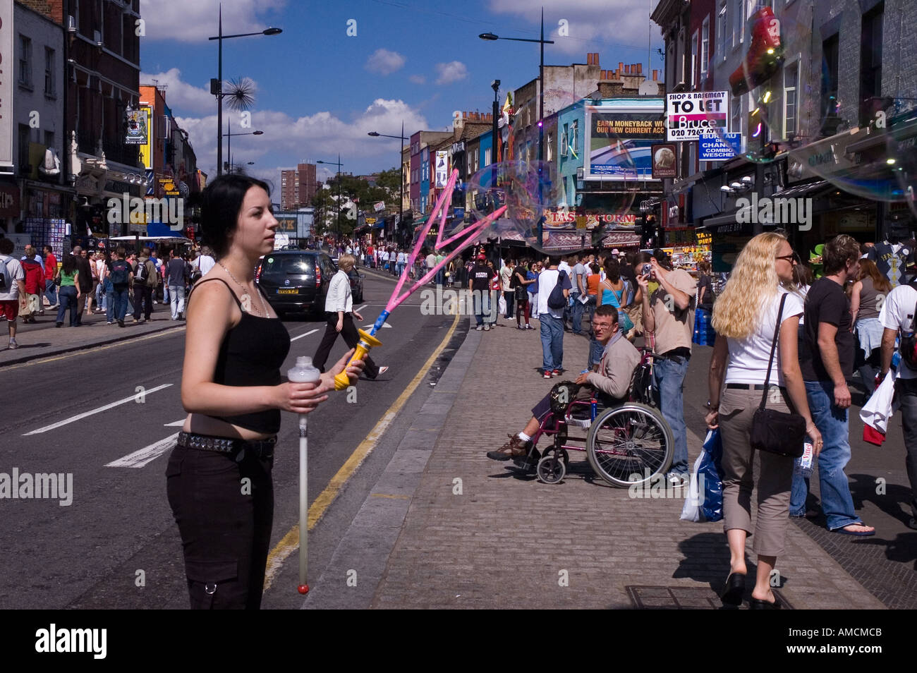 Frau große Seifenblasen auf einer Straße, Camden High Street, Camden Town, London, England Stockfoto