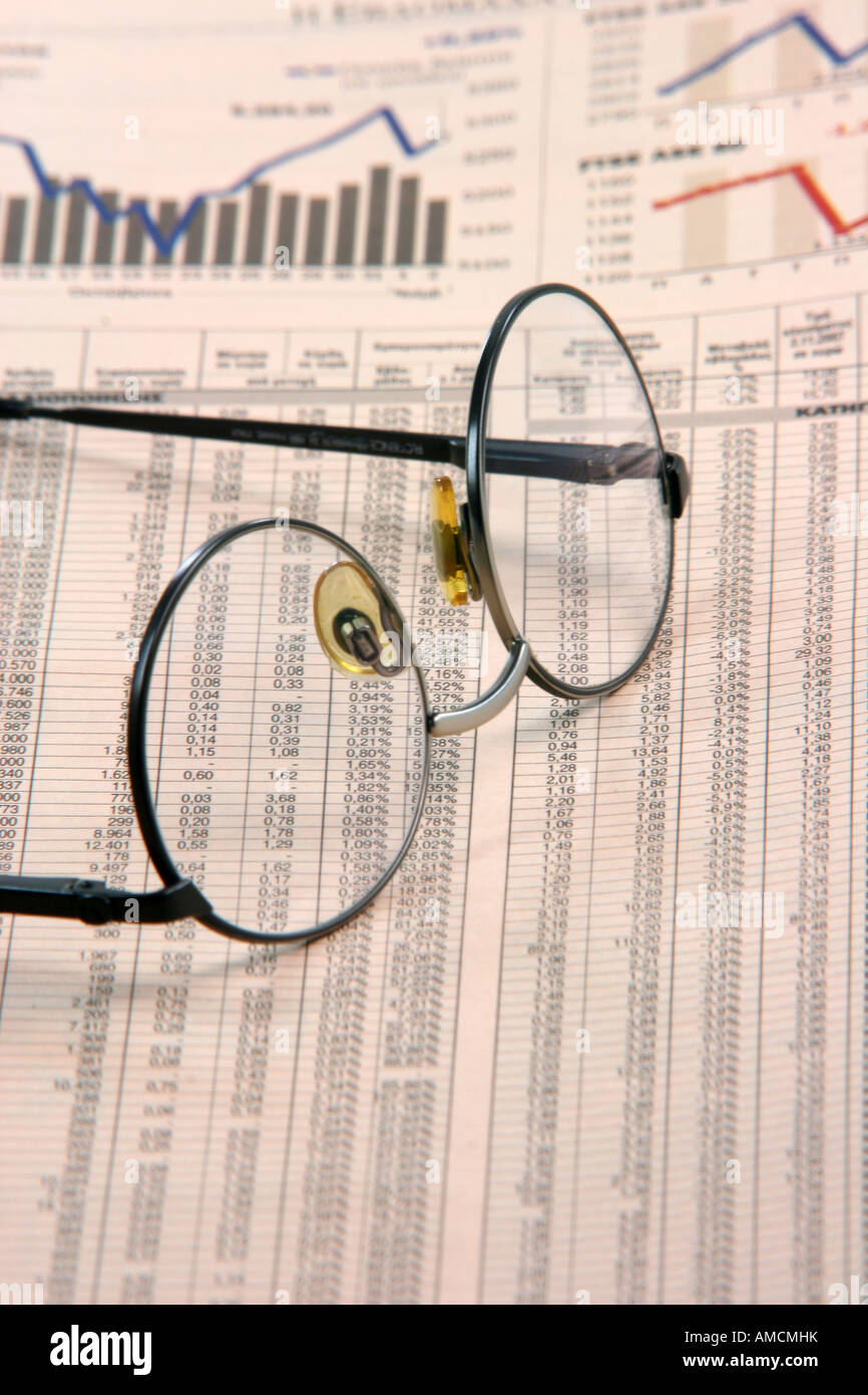Wirtschaft und Finanzen Konzepte Brille hautnah Finanzzeitung auf Aktienkurse und charts Stockfoto