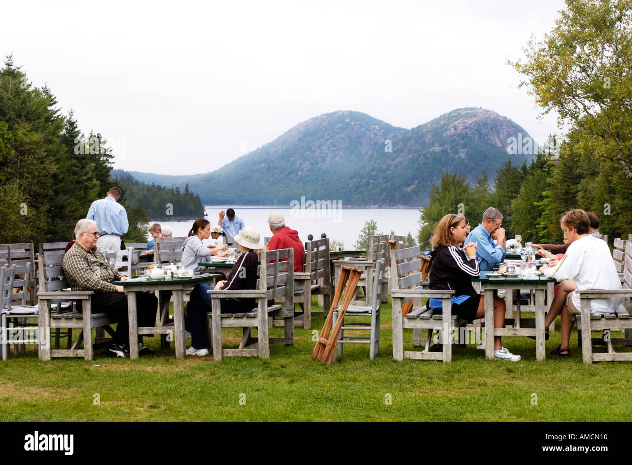 Nachmittagstee auf dem Rasen des Jordan Pond Haus Acadia National Park Stockfoto