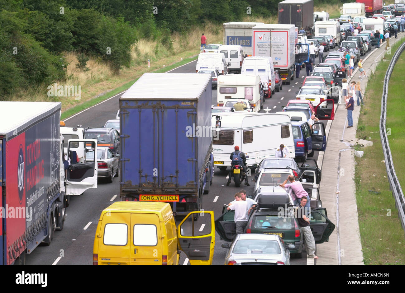FAHRGÄSTE RAUS AUS IHREN AUTOS IM URLAUB VERKEHR STECKEN AN DER M5 IN DER NÄHE VON BRISTOL UK Stockfoto