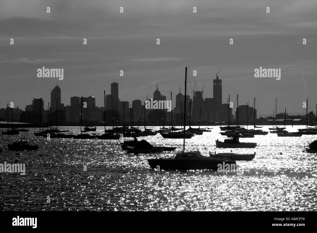 SCHWARZWEIßANSICHT VON MELBOURNE AUS WILLIAMSTOWN VICTORIA Stockfoto