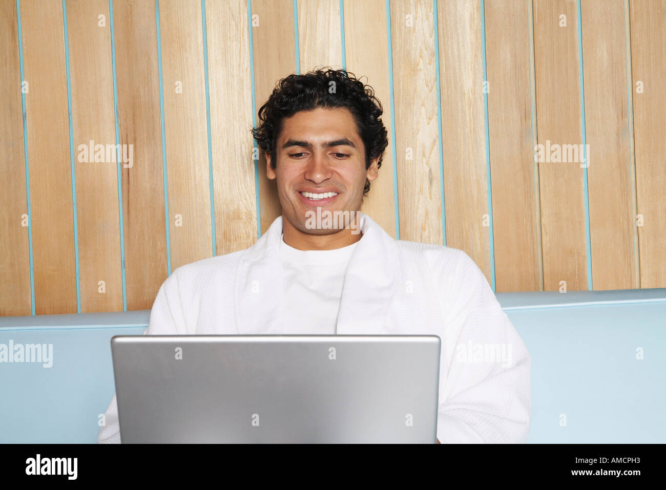 Mann mit Laptop-Computer Stockfoto