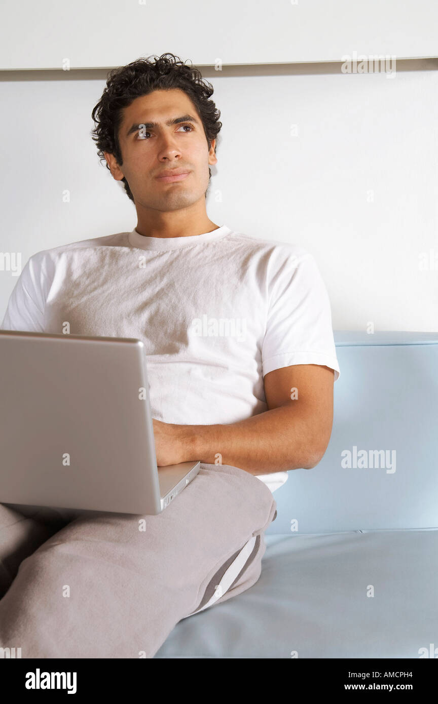 Mann mit Laptop-Computer Stockfoto