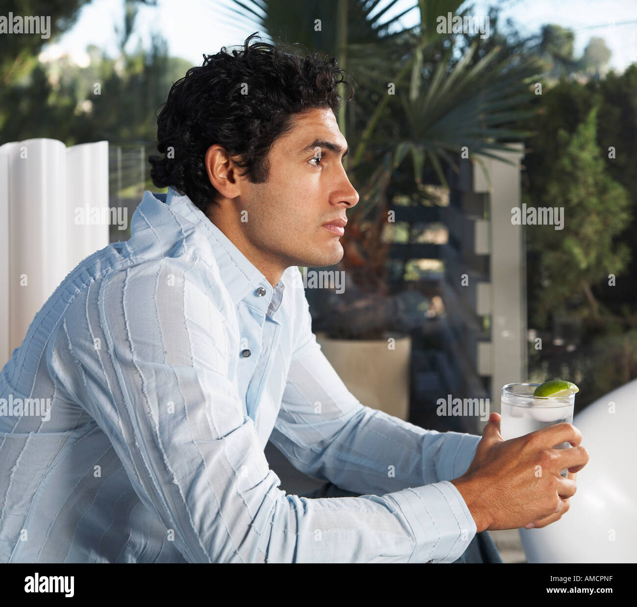 Ein Mann mit einem Getränk Stockfoto