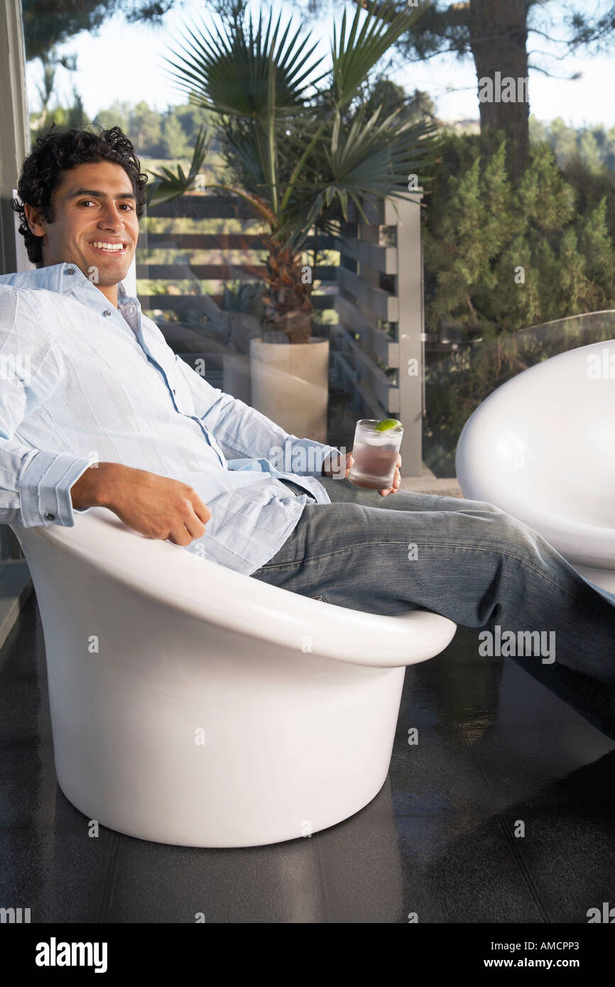 Porträt eines Mannes mit einem Getränk Stockfoto