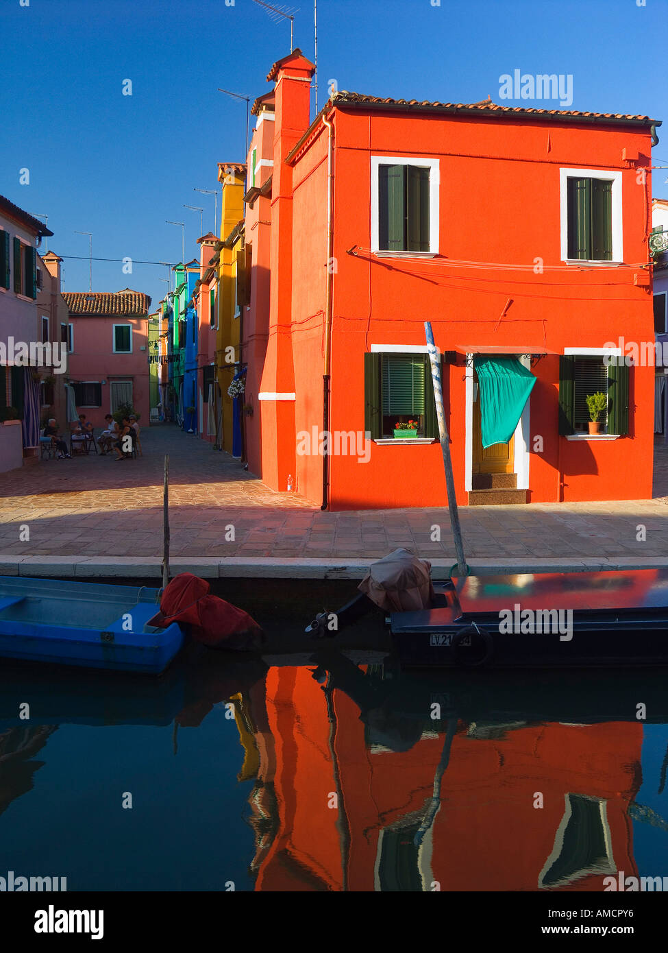 Häuser und Boote, Insel Burano, venezianische Lagune, Italien Stockfoto