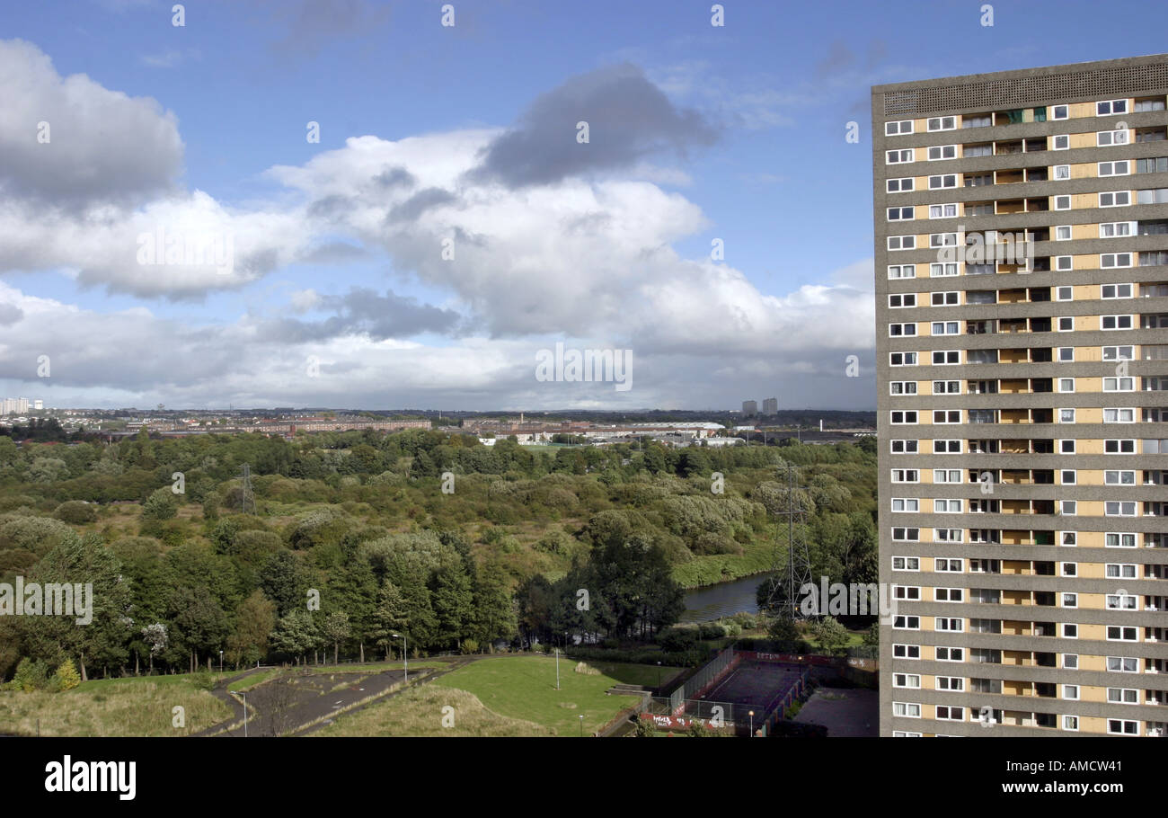Hoch und breit Landschaft von Süd Glasgow mit Bäumen und Hochhaus Wohnblock mit blauen und bewölkten Himmel anzeigen Stockfoto