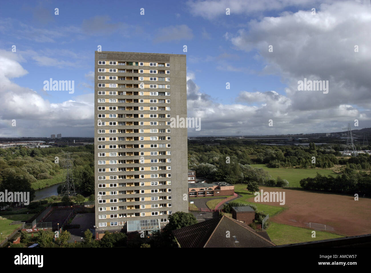 Breit und hoch Blick auf Hochhaus Wohnblock mit blauen und bewölkten Himmel Glasgow Schottland Stockfoto