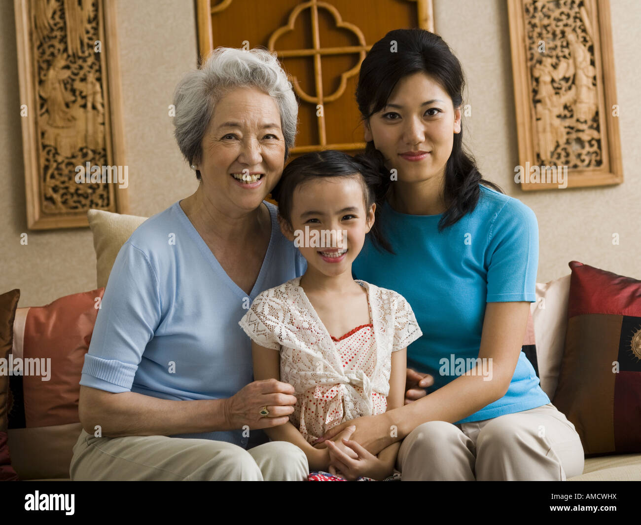 Großmutter mit Mutter und Tochter lächelnd Stockfoto