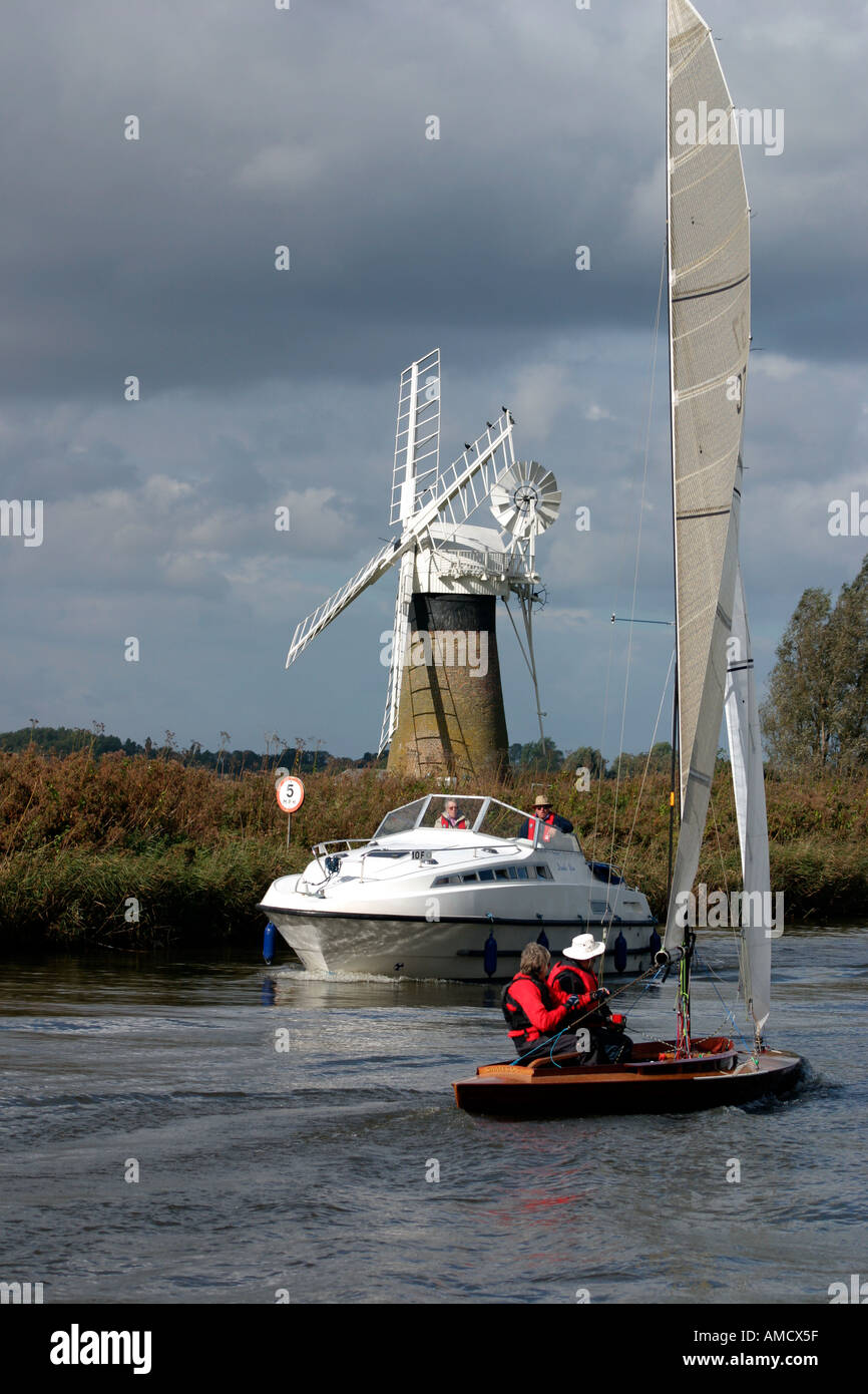 Yacht- und Motorboot am Fluß Thurne auf Thurne The Norfolk Broads mit St Benets Ebene Entwässerung Mühle Stockfoto Yacht- und Motorboot am Fluß Thurne auf Thurne The Norfolk Broads mit St Benets Ebene Entwässerung Mühle Stockfoto