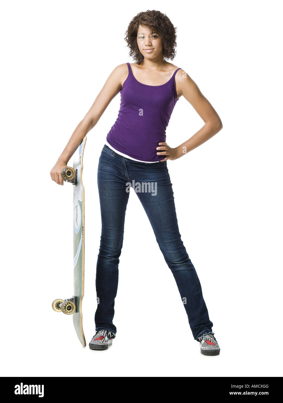 Mädchen stehen und halten skateboard Stockfoto
