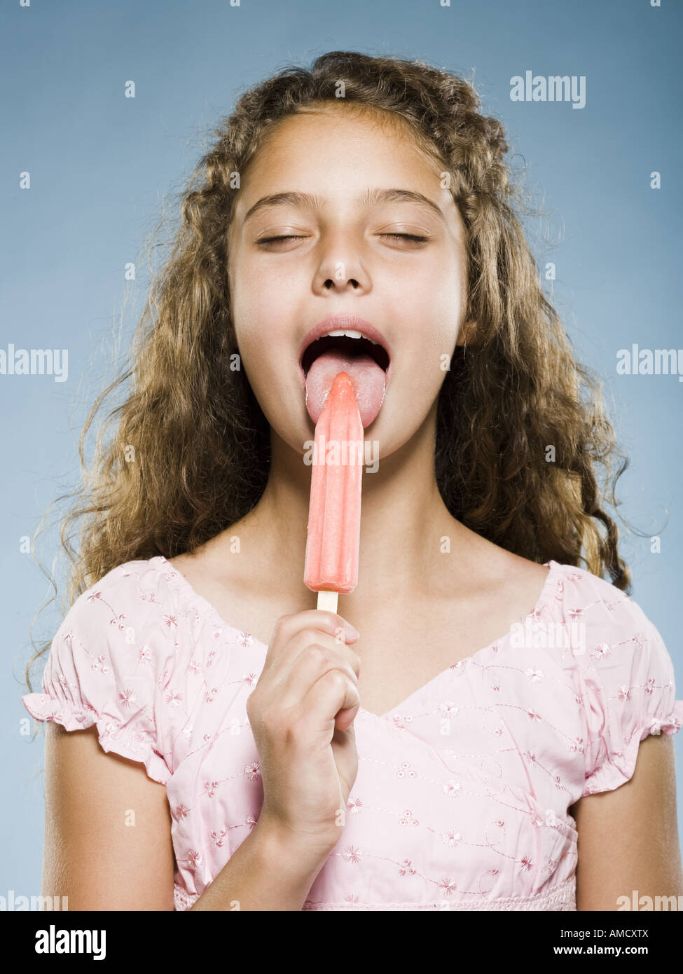 Mädchen Essen Eis Am Stiel Stockfoto Bild 15224905 Alamy