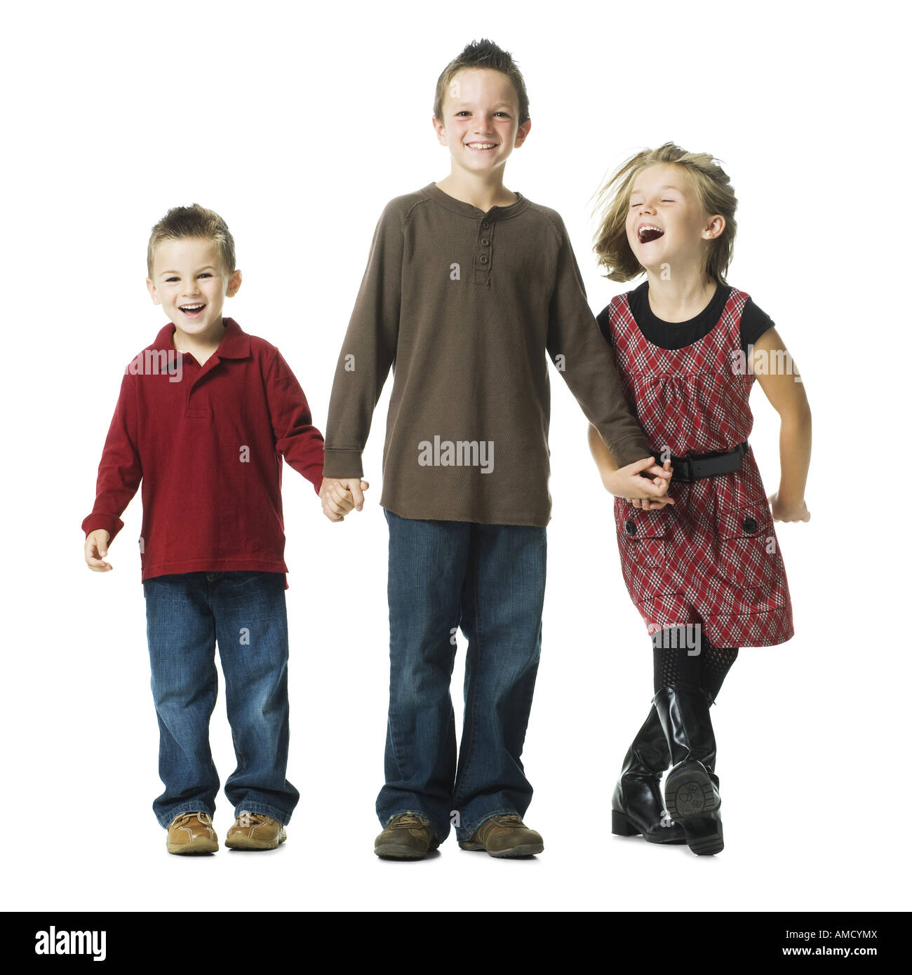 Drei Kinder Hand in Hand und lächelt Stockfoto