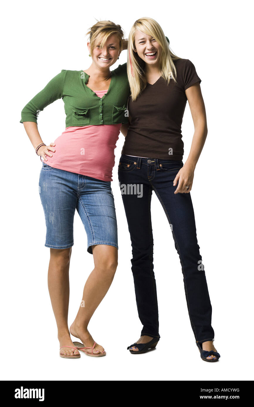 Zwei Mädchen im Teenageralter Lachen und umarmen Stockfoto