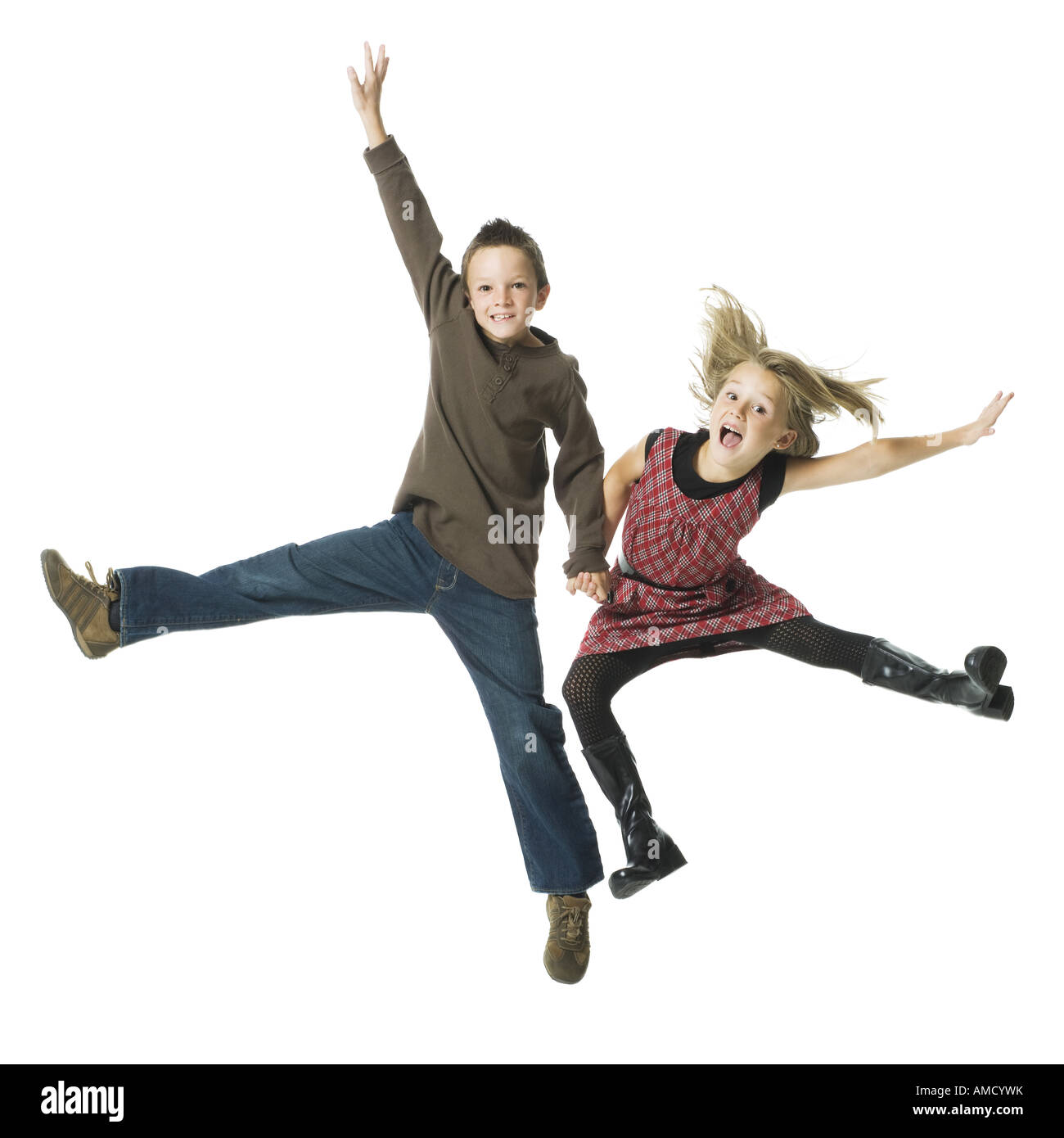 Jungen und Mädchen Hand in Hand und springen Stockfoto