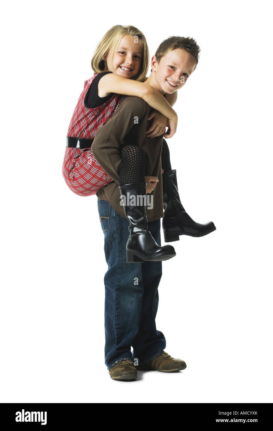 Jungen und Mädchen Huckepack Reiten lächelnd Stockfoto