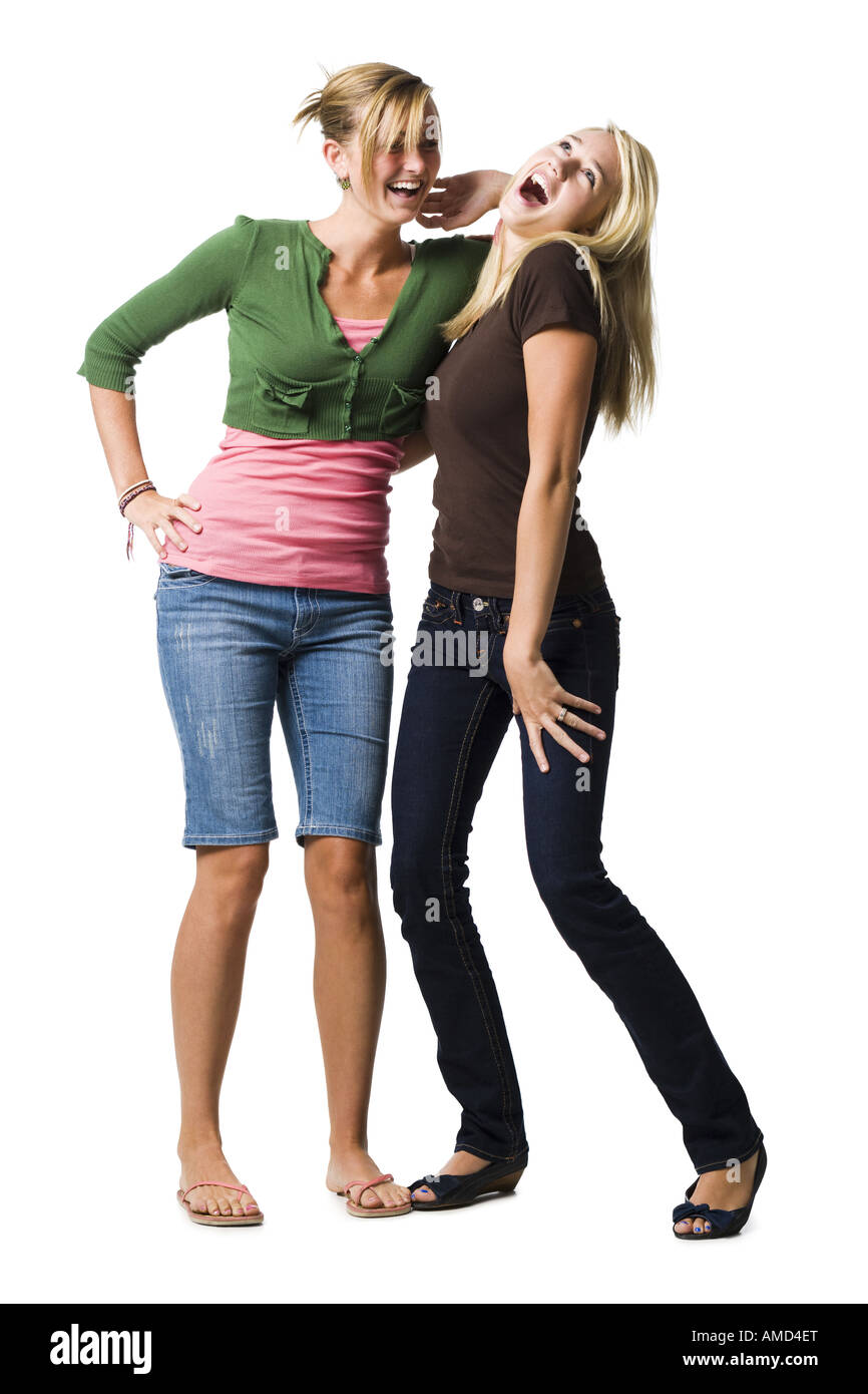 Zwei Mädchen im Teenageralter posieren und lachen Stockfoto
