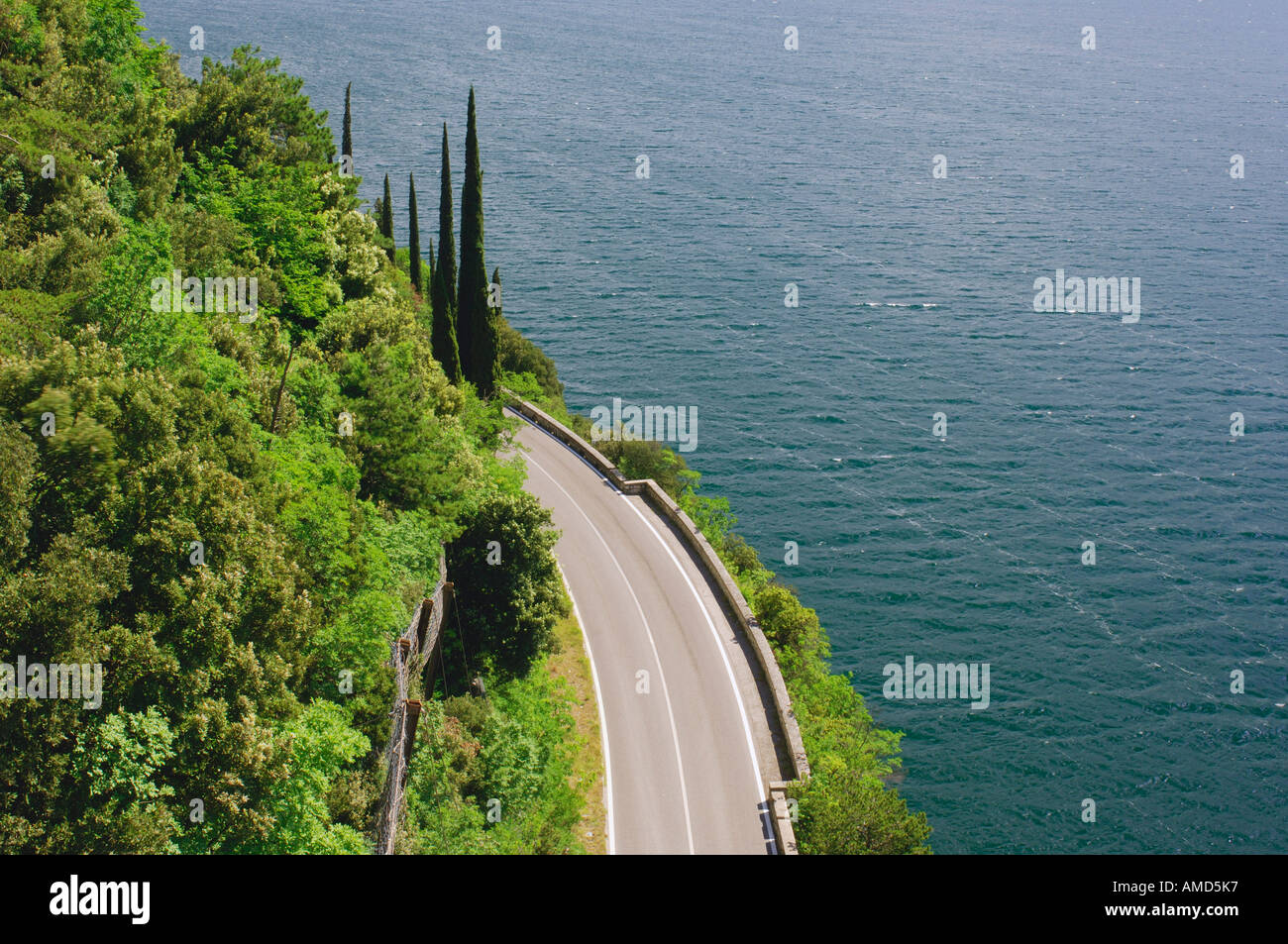 Kurvenreiche Straße entlang der Küste, Lago di Garda, Italien Stockfoto