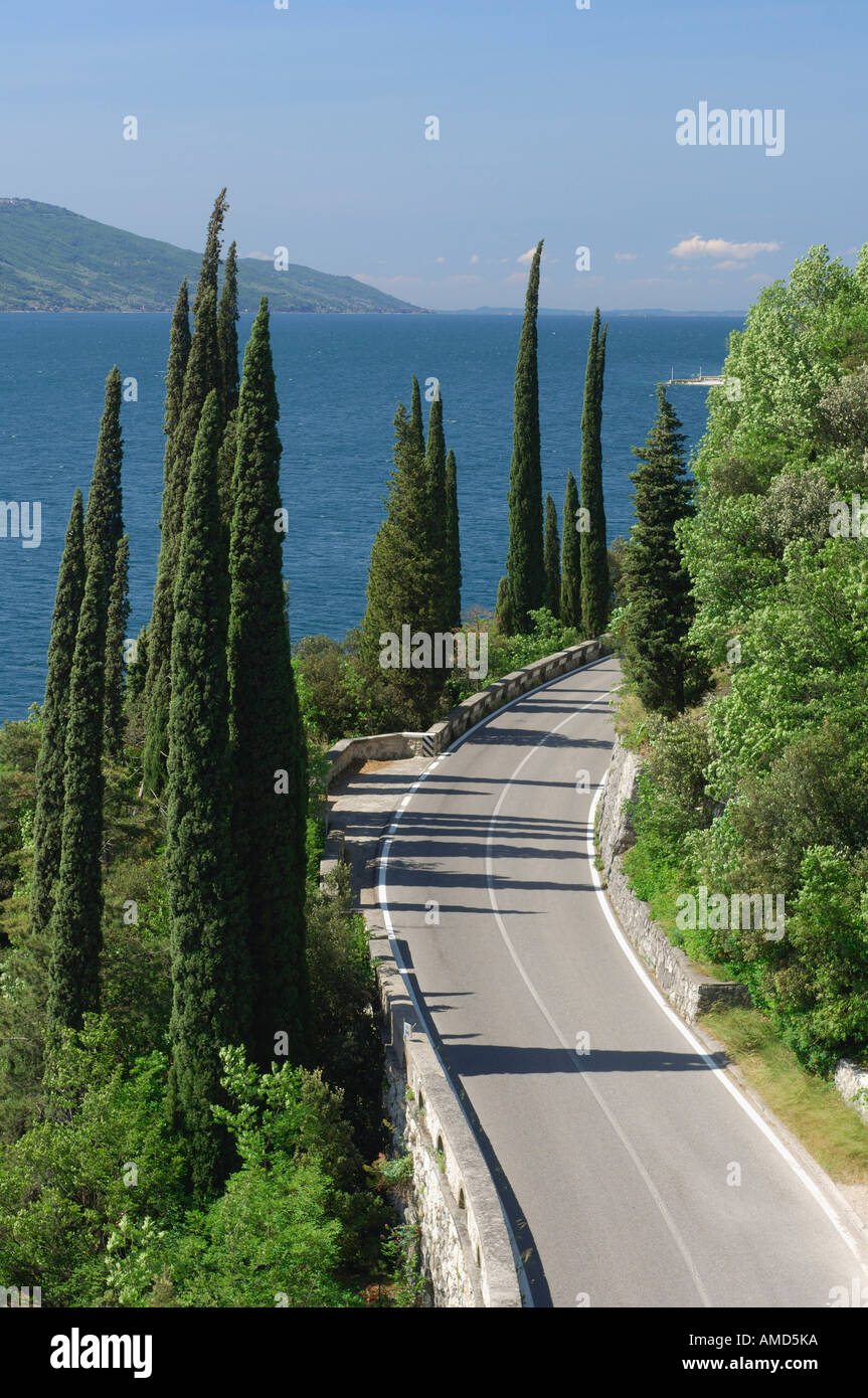 Kurvenreiche Straße entlang der Küste, Lago di Garda, Italien Stockfoto