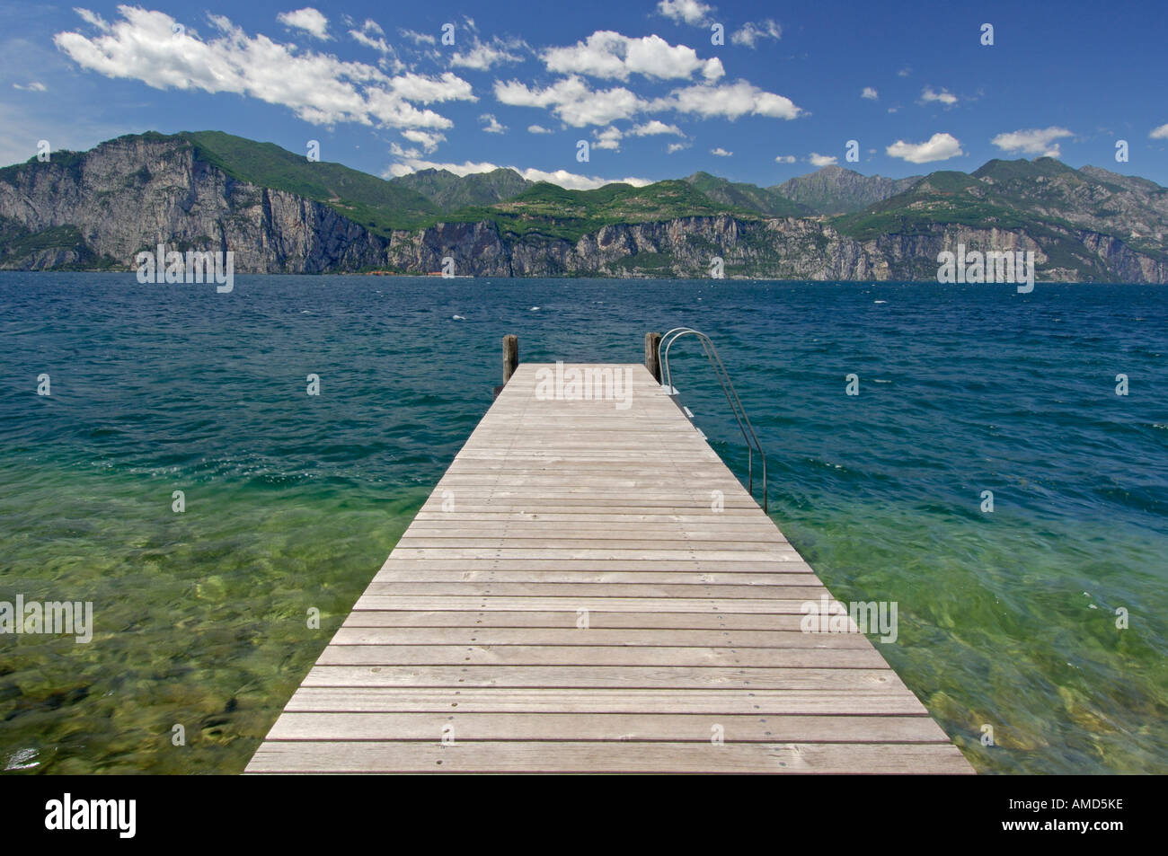 Dock auf See, Lago di Garda, Italien Stockfoto