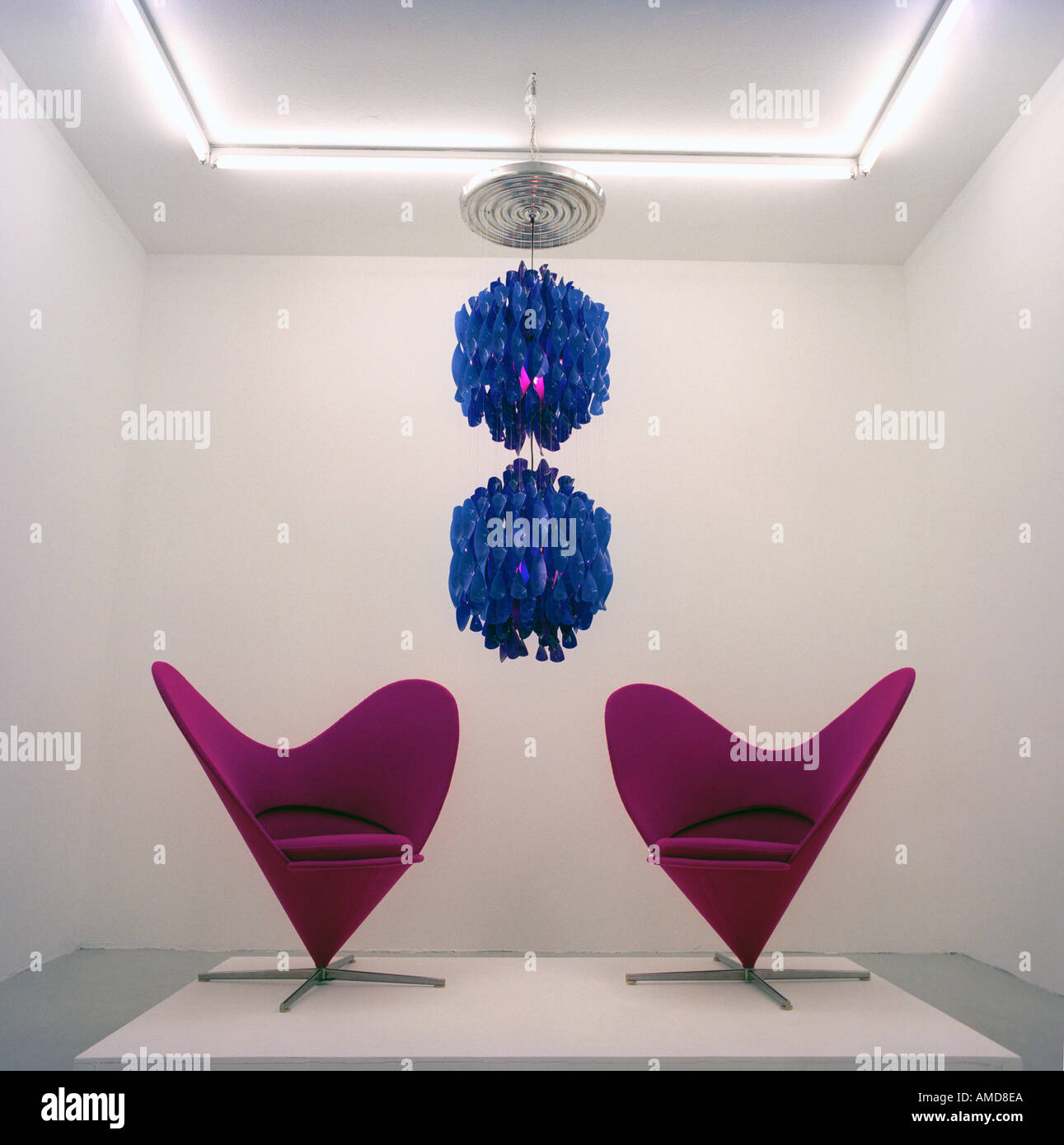 Design Möbel Sessel Stuhl Wohntrend trendige moderne zeigen lebendige shopping Galerie Lampe Licht Kronleuchter Stockfoto