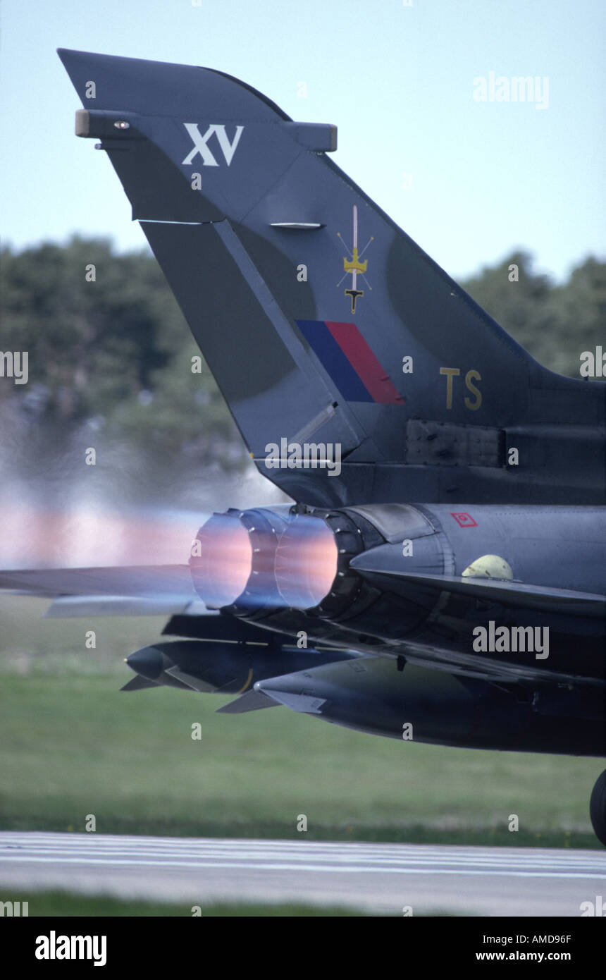 Britische militärische RAF Tornado GR1 auf volle Aufwärmen bereit für Start GAV 1009 Stockfoto