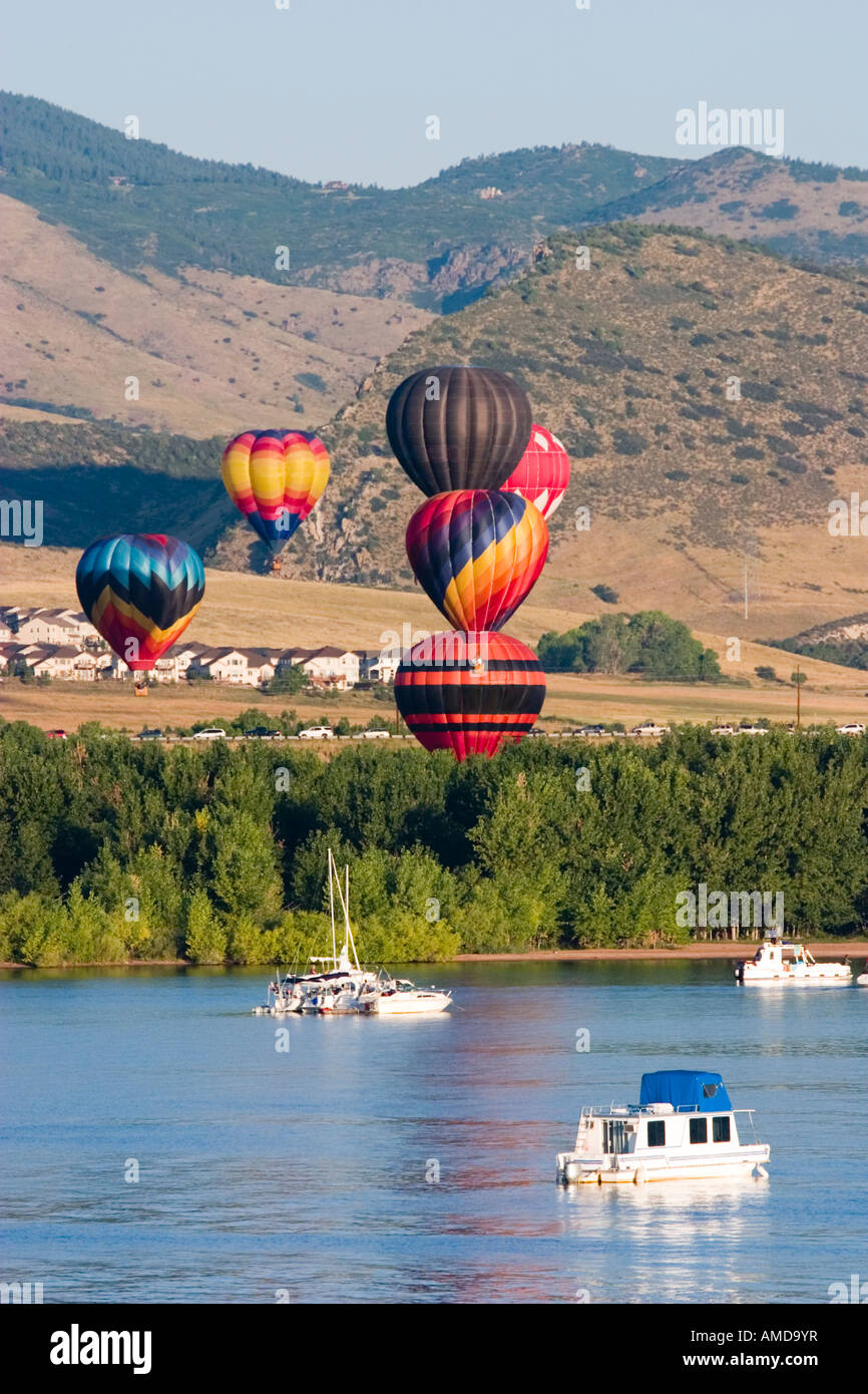 Ballon-Festival in den Bergen über schöne Chatfield Reservoir Stockfoto