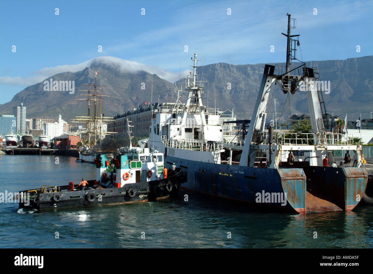 Kapstadt Südafrika RSA Fischereifahrzeug und Liegebereiche Schlepper-Tafelberg Stockfoto