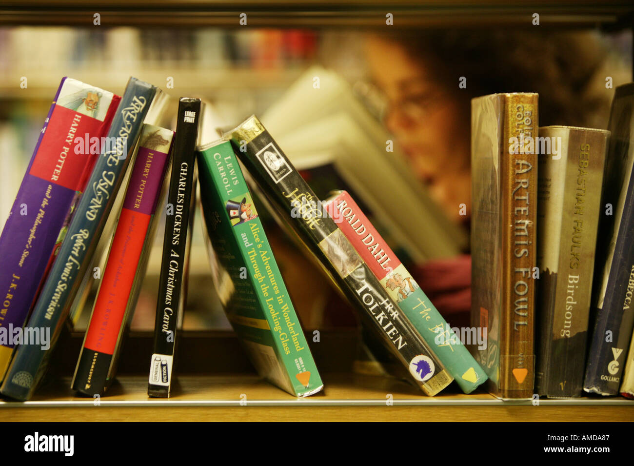 Bestseller-Bücher in einer Bibliothek Regal in Redditch, Worcestershire UK. Stockfoto