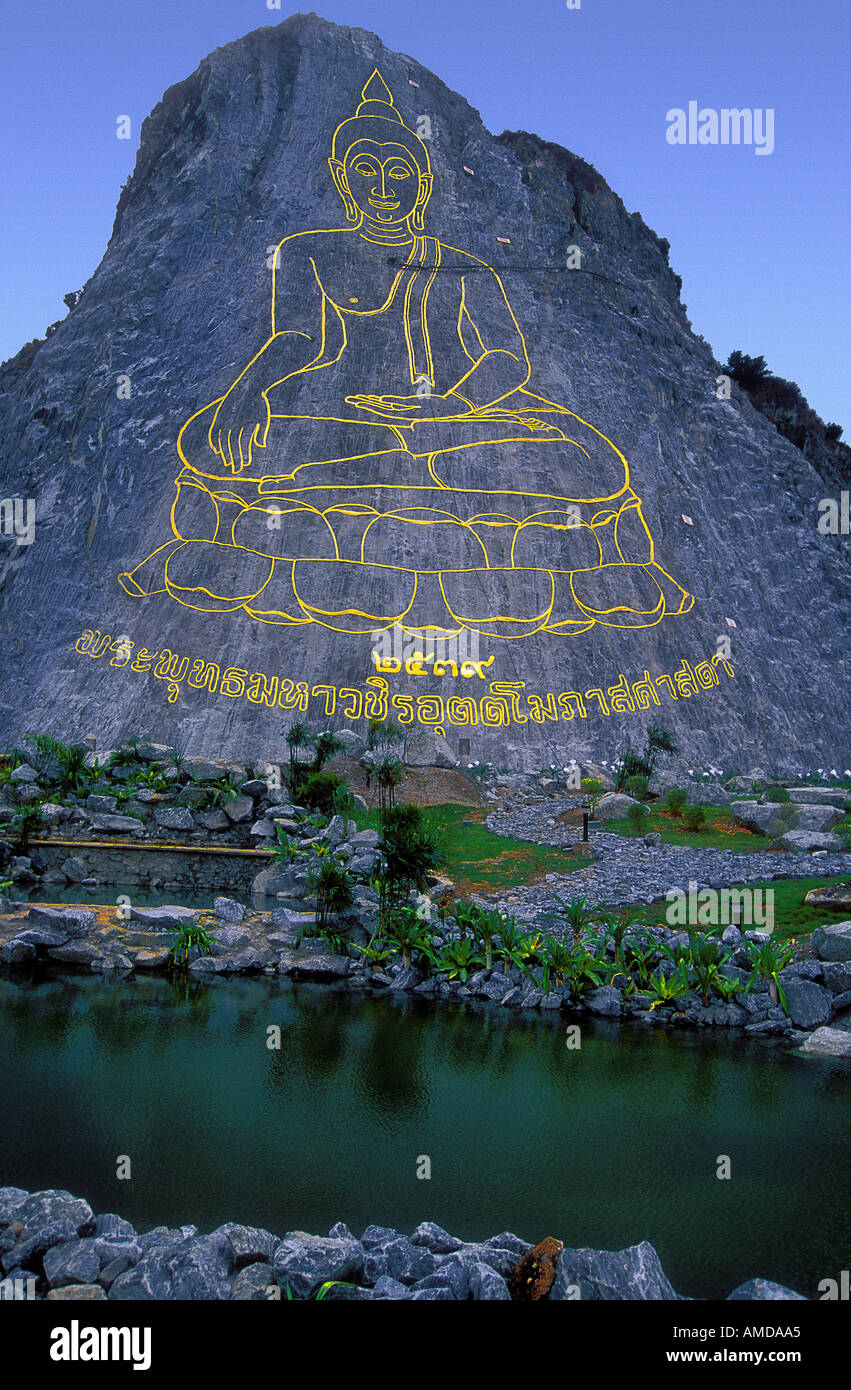 Buddha geschnitzt aus purem Gold auf einer Felswand am Wat Yansangwararam in der Nähe von Pattaya Thailand Stockfoto