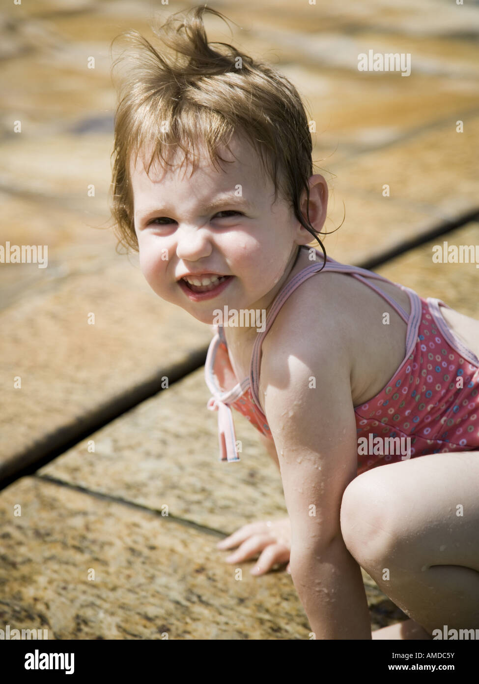 Junges Mädchen lächelnd im freien Stockfoto