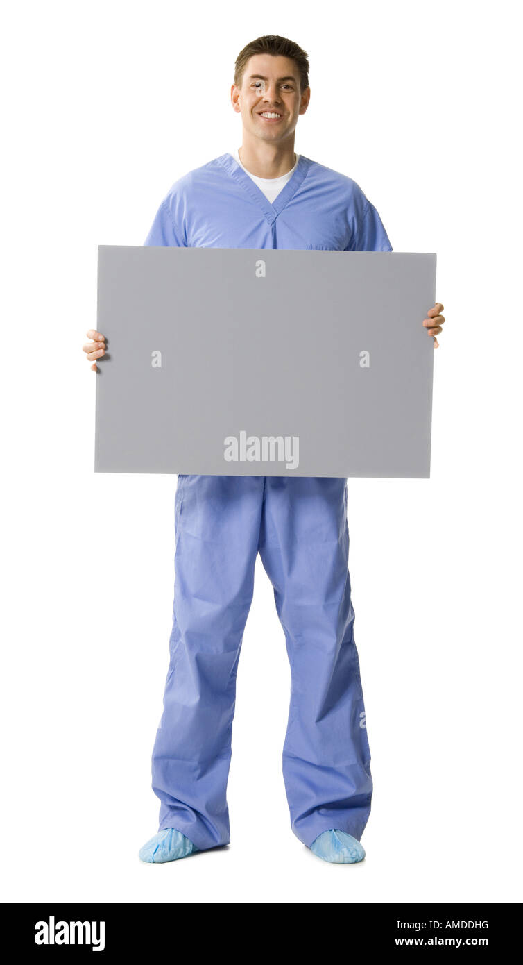 Männlichen Arzt oder Krankenschwester hält lächelnd leere Zeichen Stockfoto