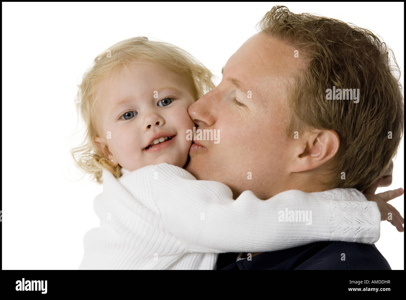 Mann hält und Mädchen auf die Wange küssen Stockfoto