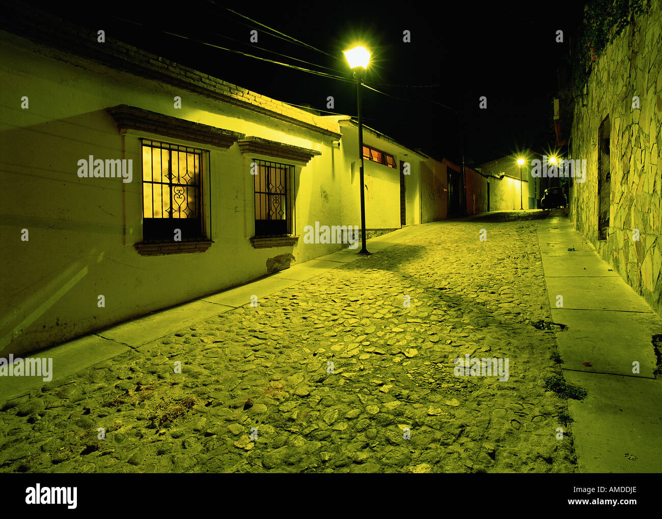 Gebäude und Straße mit Kopfsteinpflaster in der Nacht, Oaxace, Mexiko Stockfoto